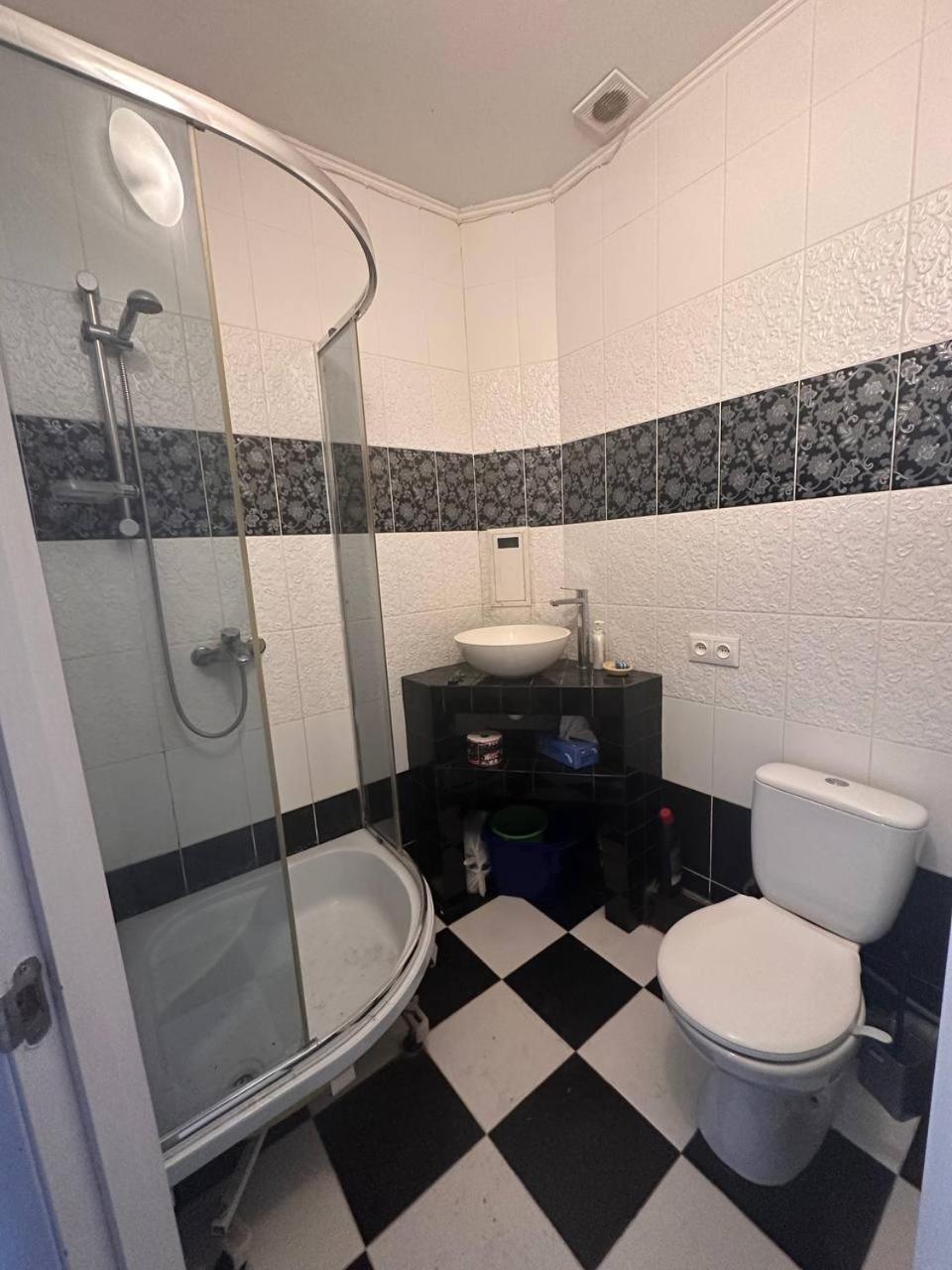 Apartamento Біля Залізничного Вокзалу Вулиця Олени Степанівни 33Б Leópolis Exterior foto